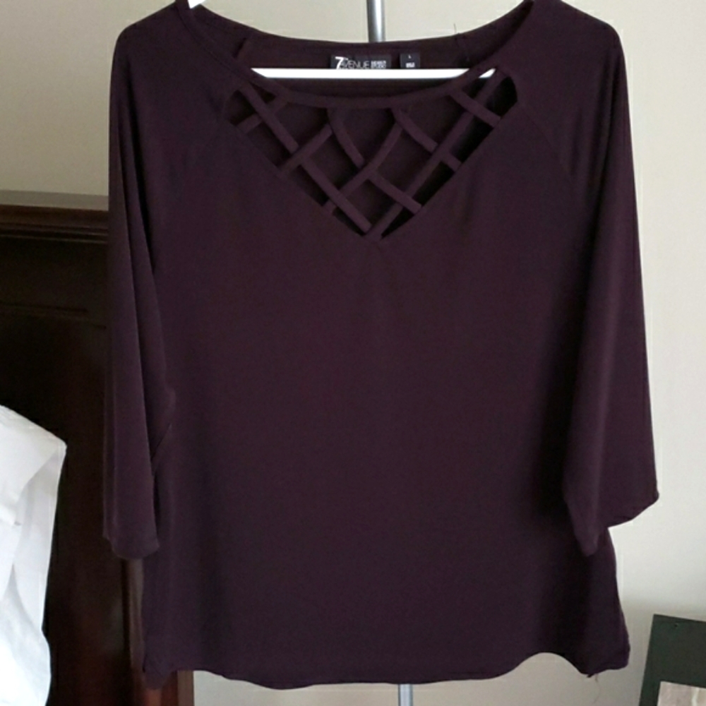 EUC Maroon 3/4 top with criss cross accent neckline